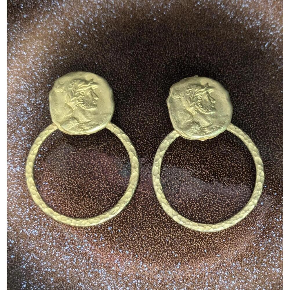 Vintage 1980s statement earrings, Gold doorknocker hoop earrings, ancient Roman - Picture 4 of 5